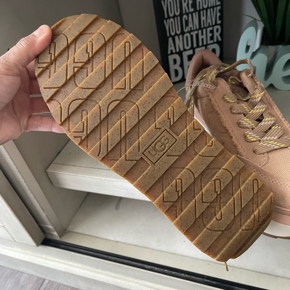 Ugg - Picture 4 of 5